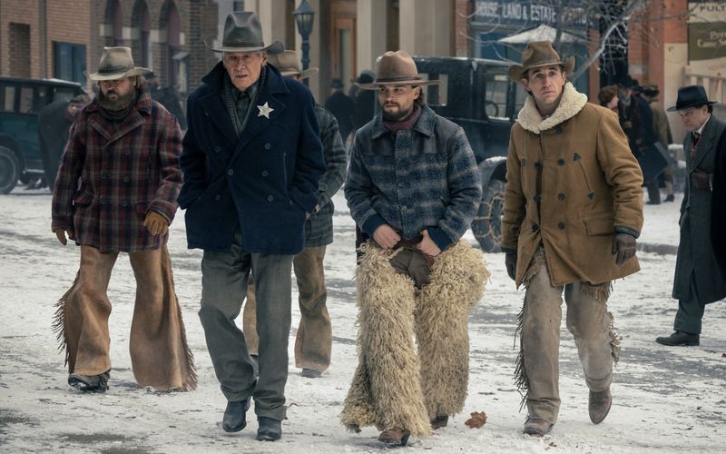 Jacob Dutton (Harrison Ford, zweiter von links), sein Sohn Jack (Darren Mann, zweiter von rechts) und Arbeiter Dennis (Caleb Martin, rechts) sind fest entschlossen, ihr Land gegen einen Tycoon zu verteidigen. 