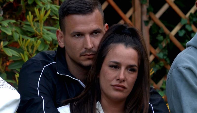 Drei Jahre hat die Beziehung von Justine Dippl und Arben Zekic angehalten, einige Monate davon waren sie verheiratet. Nun ist alles vorbei, wie die 36-Jährige am 18. Februar auf Instagram bekannt gab. "Ich hätte niemals gedacht, dass wir uns trennen", schrieb sie. "Ich habe immer gedacht, wir schaffen das. Egal, welche Höhen und Tiefen kommen." Dippl und Zekic haben zwei Kinder, eine zweijährige Tochter Jamilia Zaylee und einen 9 Monate alten Sohn.