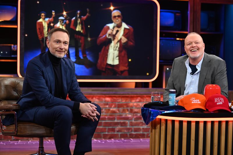 Hier zeigt Stefan Raab (rechts) seinem Show-Gast Christian Lindner bei "Du gewinnst hier nicht die Million" den Song, den er über den FDP-Politiker geschrieben hat. Auch für Friedrich Merz hatte der Entertainer ein Lied vorbereitet.