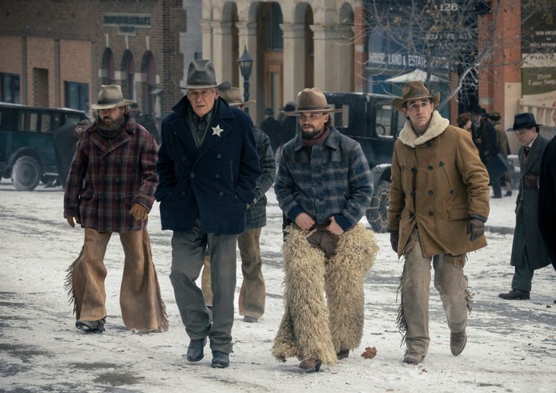 Sheriff Jacob Dutton (Harrison Ford), sein Neffe Jack (Darren Mann) und Dennis (Caleb Martin) sind fest entschlossen, ihr Land gegen einen Tycoon zu verteidigen.