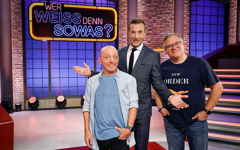 "Wer weiß denn sowas?" mit Kai Pflaume (Mitte) und den beiden Teamkapitänen Bernhard Hoëcker (links) und Elton wird kurzfristig aus dem Programm genommen.