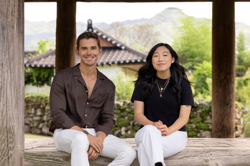 Antoni Porowski und Awkwafina reisen nach Südkorea um dort die traditionellen Gerichte Awkwafinas Vorfahren zu kosten.