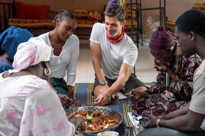 Issa Rae und Antoni Porowski erfahren im Senegal grenzenlose Gastfreundschaft.