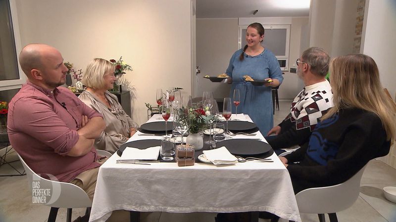 Seda stellt Heiko, Gabi, Stefan und Sarah ihre Linsensuppe mit selbstgebackenem Fladenbrot vor.
