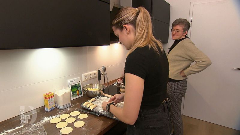 Mama Danuta schaut Sarah genau zu, ob sie die polnischen Pierogi auch fachgerecht zubereitet.
