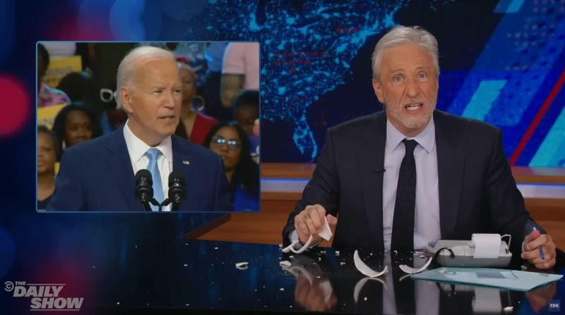 US-Moderator Jon Stewart verletzte sich in "The Daily Show" an einem Kaffeebecher.