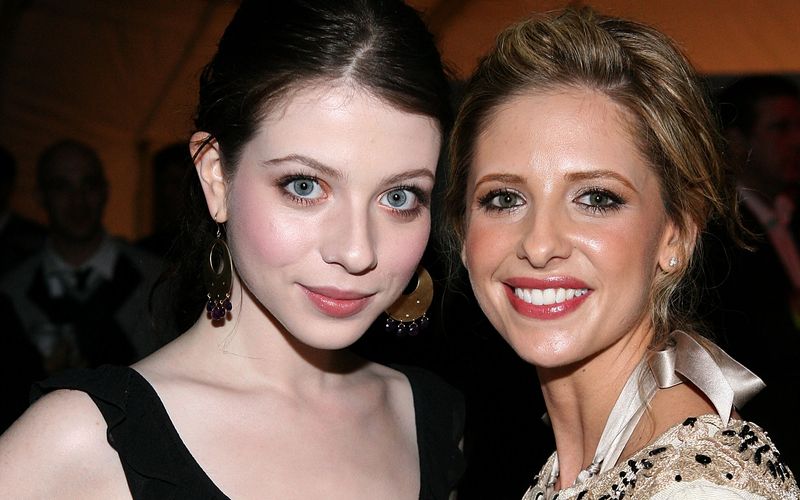 In den 2000-ern standen Sarah Michelle Gellar (rechts) und Michelle Trachtenberg als Serienschwestern gemeinsam vor der Kamera. Nun ist Trachtenberg im Alter von 39 Jahren gestorben.