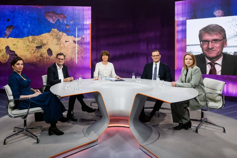 Am Donnerstagabend diskutierte Maybrit Illner (Mitte) mit (von links) Marina Weisband, Wolfgang Schmidt, Jens Spahn, Sarah Pagung und dem zugeschalteten Elmar Theveßen.