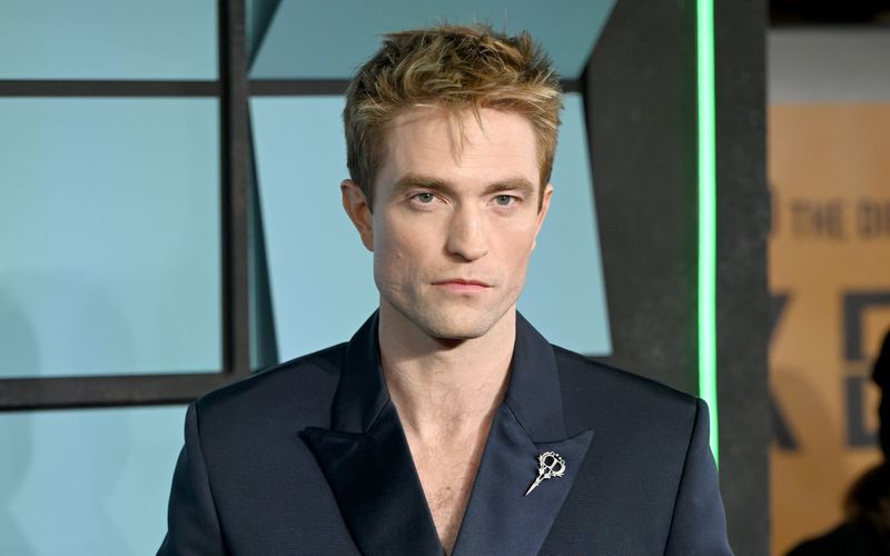 Als blutsaugender Vampir Edward konnte Robert Pattinson nicht nur das Herz von Bella, sondern auch viele Teenieherzen auf der ganzen Welt im Sturm erobern. Dass der britische Schauspieler auch komplexere Rollen meistern kann, bewies er mit Filmen wie "High Life", "The Batman" und nun mit dem Sci-Fi-Spektakel "Mickey 17" (Kinostart: 6. März). Die Galerie wirft einen Blick auf seine bemerkenswerte Karriere.