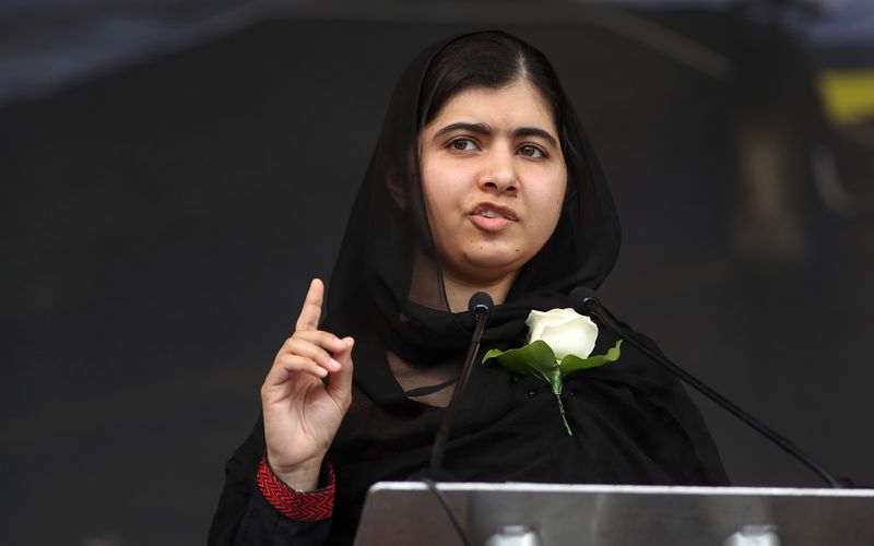 Bereits im Alter von elf Jahren engagierte sich Malala Yousafzai für das Recht von Mädchen auf Bildung und gegen den Extremismus der Taliban in Pakistan. Dafür versuchte die Taliban, sie 2012 umzubringen. Yousafzai überlebte den Anschlag, zwei Jahre später erhielt sie den Friedensnobelpreis. Anlässlich des Weltfrauentags am 8. März zeigt die Galerie sie und weitere Pionierinnen, die Geschichte schrieben.