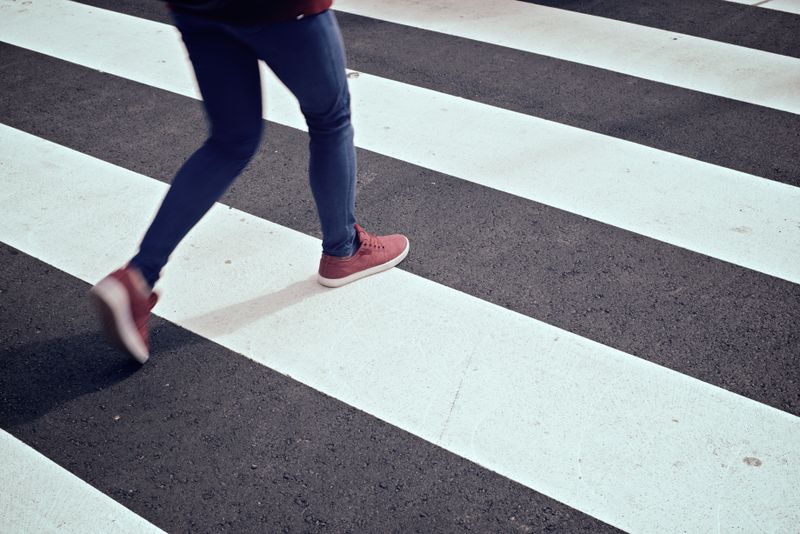 Studentinnen und Studenten der Fachhochschule Erfurt sind der Meinung, der Zebrastreifen ist eigentlich verkehrt herum.