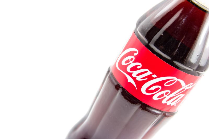 Mit einer neuen 0,85-Liter-Flasche sollen Coca-Cola und Co. für kleinere Haushalte attraktiver werden. 