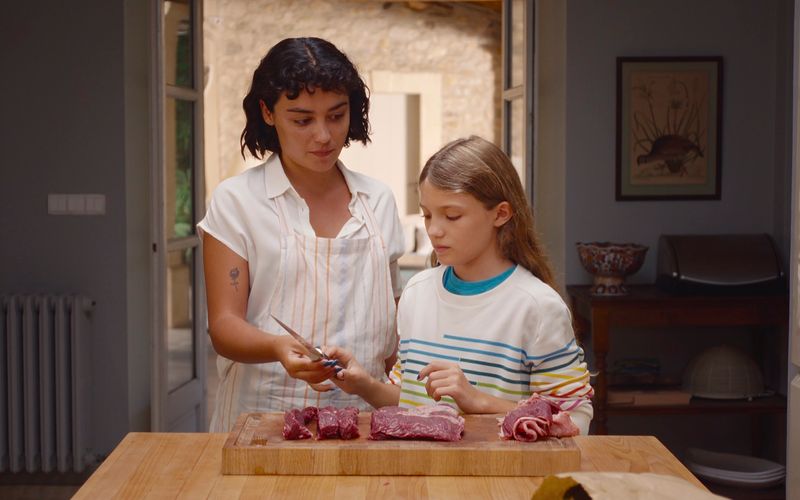 Hausmädchen Teodora (Carla Díaz) gewinnt schnell das Vertrauen der Familie, insbesondere der kleinen Alba (Naila Schuberth).