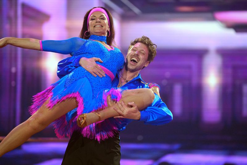 Christine Neubauer und Valentin Lusin eröffnen mit dem Cha Cha Cha zu "What a Feeling" (Irene Cara) die zweite Show unter dem Motto "Disco meets Rock".