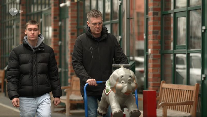 Achtung, Elefant im Anflug: Ins Studio gebracht haben das liebenswerte Reittier mit den putzigen großen Augen Vater Christian und sein Sohn Tomke. Eigentlich hatte "Dumbo" bis vor Kurzem eine ganz andere "Besitzerin". Doch Tomkes kleine Schwester ist mit gerade mal drei Jahren zu jung fürs Fernsehen.