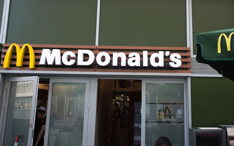 Künftig will McDonald's Arbeitsabläufe in seinen Filialen durch KI überwachen und verbessern.