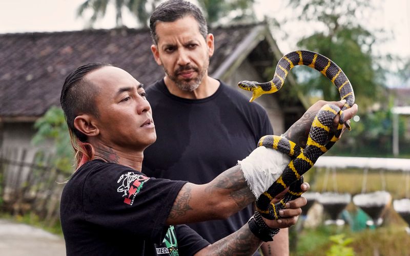 Um Gottes willen: David Blaine (rechts) lernt, wie man einer Giftschlange einen Kuss geben kann.