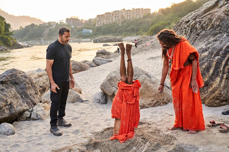 David Blaine (links) lernt von indischen Mönchen die Kunst im Boden zu atmen.