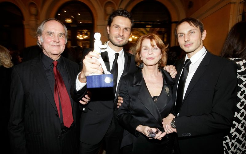 Als Simon Verhoeven (zweiter von links) 2010 für "Männerherzen" den Drehbuchpreis beim Bayerischen Filmpreis erhielt, freuten sich Vater Michael (links), Bruder Luca und Mutter Senta Berger für ihn mit. Und wäre Simons Großvater Paul damals noch am Leben, wäre er wohl ebenfalls mächtig stolz gewesen. Dessen Todestag jährt sich am 22. März zum 50. Mal. Aus diesem Anlass stellen wir die bekanntesten deutschen Schauspielerfamilien vor.