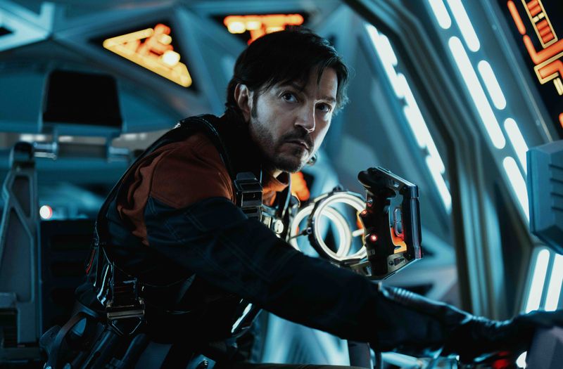 Cassian Andor (Diego Luna) ist zurück und mit ihm eine der besten Serien des Jahres 2022. Lange hat es gedauert, bis die zweite und finale Staffel des "Star Wars"-Abenteuers "Andor" fertig war. Kein Wunder, wenn man den Aufwand der Bilder und komplexen Geschichte wertschätzt. "Andor" ist definitiv "Star Wars" für anspruchsvolle, erwachsene Zuschauer.