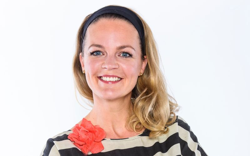Die Profis der ZDF-Sendung "Duell der Gartenprofis" verwandeln triste Rasenflächen und verwilderte Beete in blühende Wohlfühloasen. Deko-Expertin Eva Brenner fungiert dabei als eine Art Moderatorin, und sie verleiht jedem neuen Garten mit ihren Ideen den letzten Schliff. 
