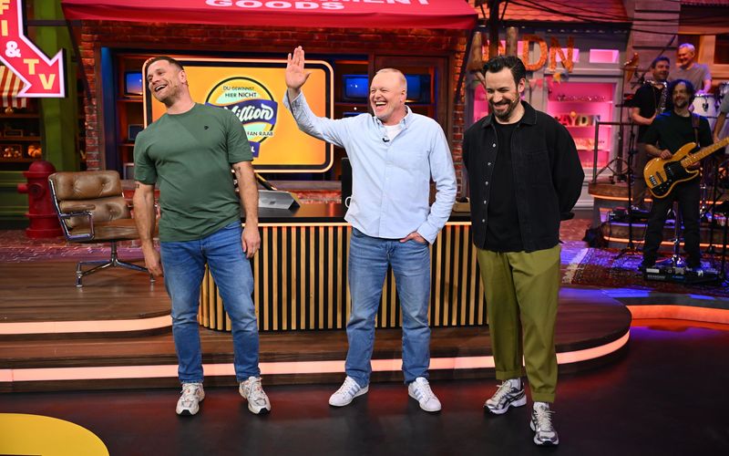 Stefan Raab (Mitte) bat zu Teil 2 des Promi-Specials von "Du gewinnst hier nicht die Million?". "Mimi" Kraus (links, mit Jan Köppen) hat sich gut geschlagen und erzielt immerhin einen Gewinn von 5.000 Euro.